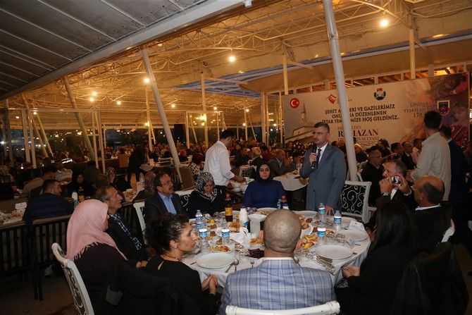 rize-valisi-erdogan-bektas-ve-esi-esma-bektas,-sehit-aileleri-ve-gazilerle-iftar-sofrasinda-bir-araya-geldi-(10).jpg