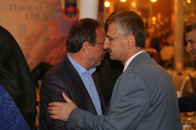 rize-valisi-erdogan-bektas-ve-esi-esma-bektas,-sehit-aileleri-ve-gazilerle-iftar-sofrasinda-bir-araya-geldi-(12).jpg