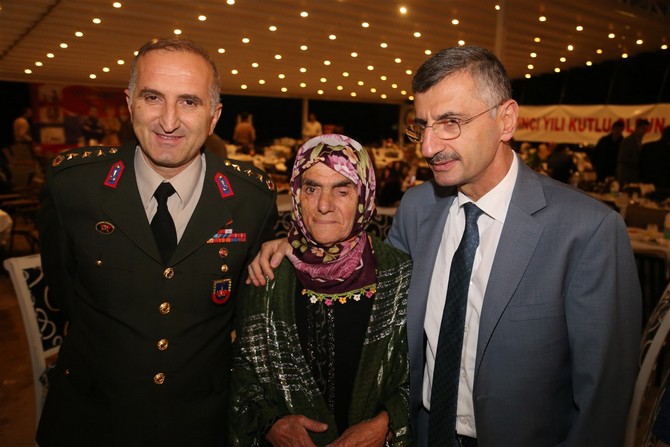 rize-valisi-erdogan-bektas-ve-esi-esma-bektas,-sehit-aileleri-ve-gazilerle-iftar-sofrasinda-bir-araya-geldi-(13).jpg