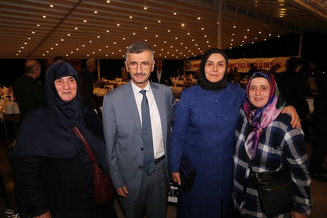 rize-valisi-erdogan-bektas-ve-esi-esma-bektas,-sehit-aileleri-ve-gazilerle-iftar-sofrasinda-bir-araya-geldi-(14).jpg
