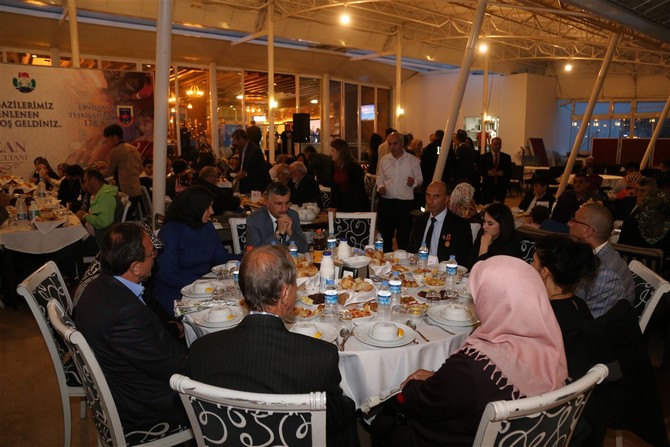 rize-valisi-erdogan-bektas-ve-esi-esma-bektas,-sehit-aileleri-ve-gazilerle-iftar-sofrasinda-bir-araya-geldi-(4).jpg