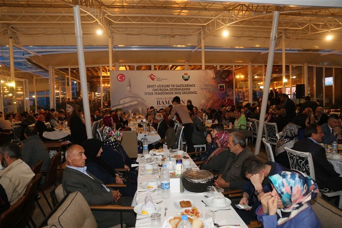 rize-valisi-erdogan-bektas-ve-esi-esma-bektas,-sehit-aileleri-ve-gazilerle-iftar-sofrasinda-bir-araya-geldi-(5).jpg