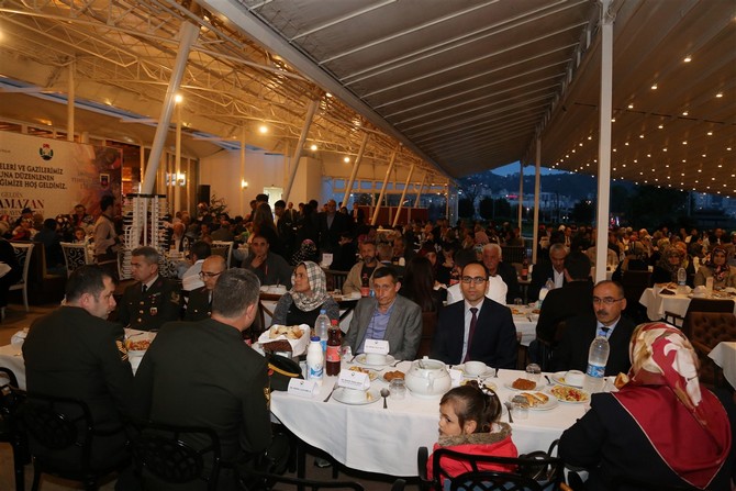 rize-valisi-erdogan-bektas-ve-esi-esma-bektas,-sehit-aileleri-ve-gazilerle-iftar-sofrasinda-bir-araya-geldi-(6).jpg