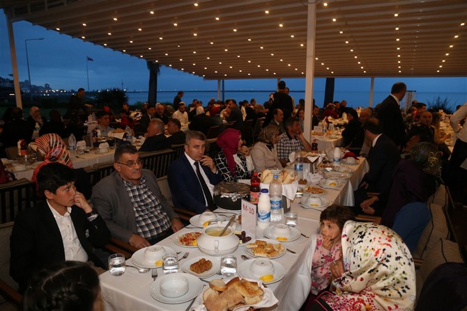 rize-valisi-erdogan-bektas-ve-esi-esma-bektas,-sehit-aileleri-ve-gazilerle-iftar-sofrasinda-bir-araya-geldi-(7).jpg