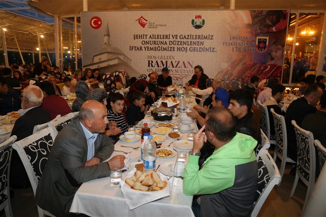 rize-valisi-erdogan-bektas-ve-esi-esma-bektas,-sehit-aileleri-ve-gazilerle-iftar-sofrasinda-bir-araya-geldi-(8).jpg