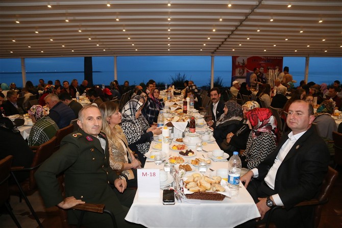 rize-valisi-erdogan-bektas-ve-esi-esma-bektas,-sehit-aileleri-ve-gazilerle-iftar-sofrasinda-bir-araya-geldi-(9).jpg