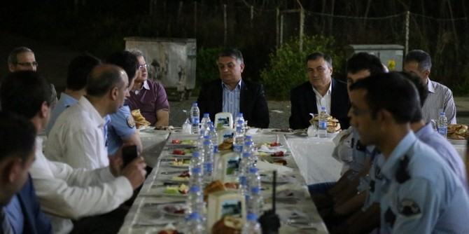 rize-valisi-ersin-yazici,-beraberinde-rize-belediye-baskani-prof.-dr.-resat-kasap-ve-il-emniyet-muduru-adem-cakici-ile-birlikte-cumhuriyet-polis-merkezinde-gorevli-polislerle-sahur-yapti-.jpg