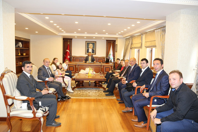 rize-valisi-ersin-yazici,-turkiye-genelinde-duzenlenen-resim,-siir-ve-kompozisyon-yarismasinda-dereceye-giren-ogrencileri-makaminda-kabul-etti-1.jpg rize-valisi-ersin-yazici,-turkiye-genelinde-duzenlenen-resim,-siir-ve-kompozisyon-yarismasinda-dereceye-giren-ogrencileri-makaminda-kabul-etti-1.jpg