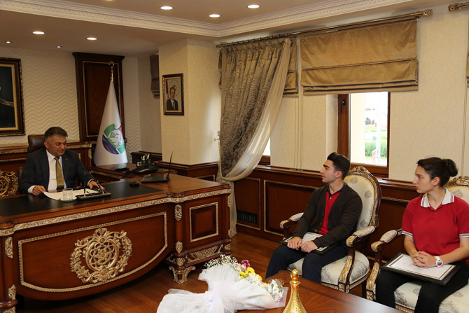 rize-valisi-ersin-yazici,-turkiye-genelinde-duzenlenen-resim,-siir-ve-kompozisyon-yarismasinda-dereceye-giren-ogrencileri-makaminda-kabul-etti-2.jpg rize-valisi-ersin-yazici,-turkiye-genelinde-duzenlenen-resim,-siir-ve-kompozisyon-yarismasinda-dereceye-giren-ogrencileri-makaminda-kabul-etti-2.jpg