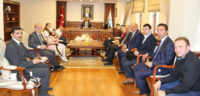 rize-valisi-ersin-yazici,-turkiye-genelinde-duzenlenen-resim,-siir-ve-kompozisyon-yarismasinda-dereceye-giren-ogrencileri-makaminda-kabul-etti-53.jpg rize-valisi-ersin-yazici,-turkiye-genelinde-duzenlenen-resim,-siir-ve-kompozisyon-yarismasinda-dereceye-giren-ogrencileri-makaminda-kabul-etti-53.jpg