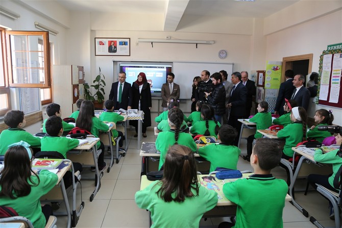 rize-valisi-kemal-ceber, mehmet-akif-ersoy-ortaokulunu-ziyaret-ederek,-sosyal-etkinlikler-icin-okul-idaresince-temin-edilen-baglamalari-ogrencilere-dagitti-(2).jpg