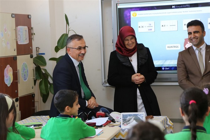 rize-valisi-kemal-ceber, mehmet-akif-ersoy-ortaokulunu-ziyaret-ederek,-sosyal-etkinlikler-icin-okul-idaresince-temin-edilen-baglamalari-ogrencilere-dagitti-(3).jpg