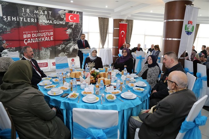 rize-valisi-kemal-ceber,-18-mart-sehitleri-anma-gunu-ve-canakkale-deniz-zaferi’nin-104.-yildonumu-dolayisiyla,-sehit-aileleri-ve-gaziler-onuruna-yemek-verdi-(3).jpg
