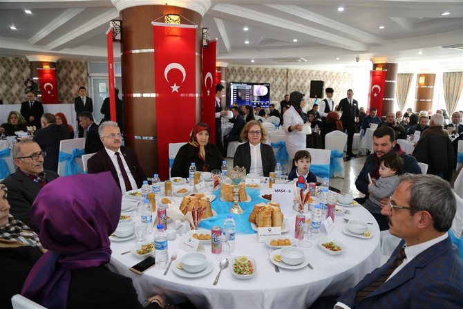 rize-valisi-kemal-ceber,-18-mart-sehitleri-anma-gunu-ve-canakkale-deniz-zaferi’nin-104.-yildonumu-dolayisiyla,-sehit-aileleri-ve-gaziler-onuruna-yemek-verdi-(4).jpg