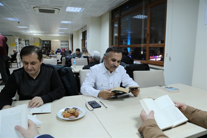 rize-valisi-kemal-ceber,-aksam-saatlerinde-rize-il-halk-kutuphanesini-ziyaret-etti-(2).jpg