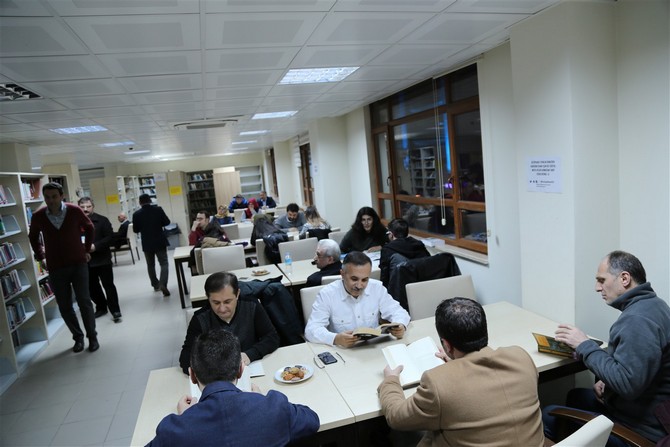 rize-valisi-kemal-ceber,-aksam-saatlerinde-rize-il-halk-kutuphanesini-ziyaret-etti-(3).jpg