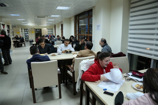 rize-valisi-kemal-ceber,-aksam-saatlerinde-rize-il-halk-kutuphanesini-ziyaret-etti-(4).jpg
