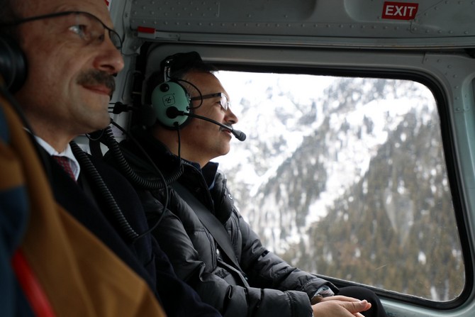rize-valisi-kemal-ceber,-ayder-yaylasindan-helikopterle-havalanarak-bolgede-incelemelerde-bulundu-(2).jpg