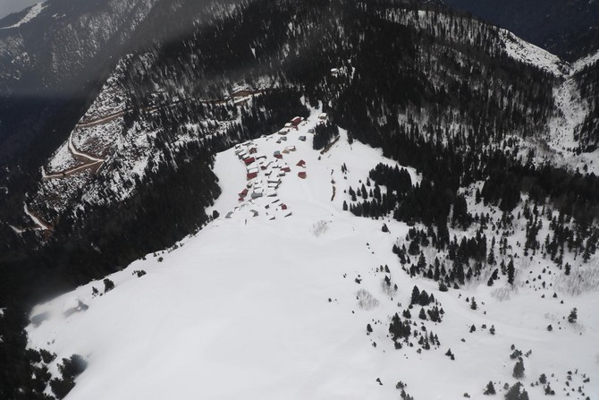 rize-valisi-kemal-ceber,-ayder-yaylasindan-helikopterle-havalanarak-bolgede-incelemelerde-bulundu-(5).jpg