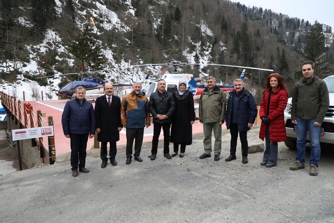 rize-valisi-kemal-ceber,-ayder-yaylasindan-helikopterle-havalanarak-bolgede-incelemelerde-bulundu-(8).jpg