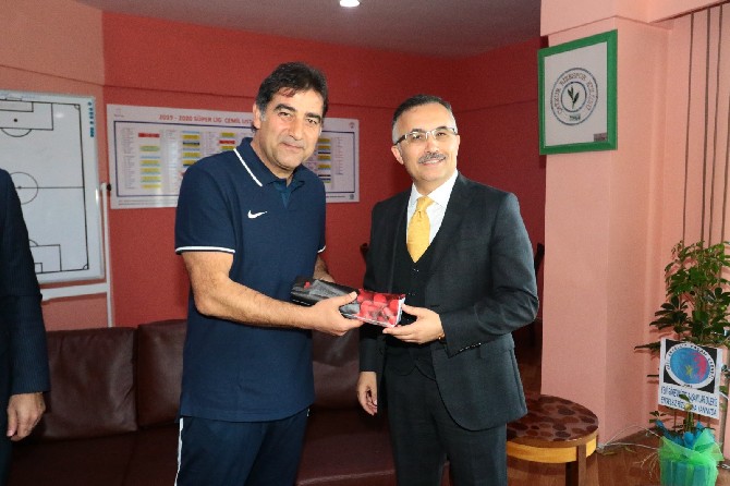 rize-valisi-kemal-ceber,-caykur-rizespor-teknik-direktorluk-gorevine-getirilen-unal-karaman’i-ziyaret-ederek,-karaman’a-basari-dileklerinde-bulundu-(1).jpg