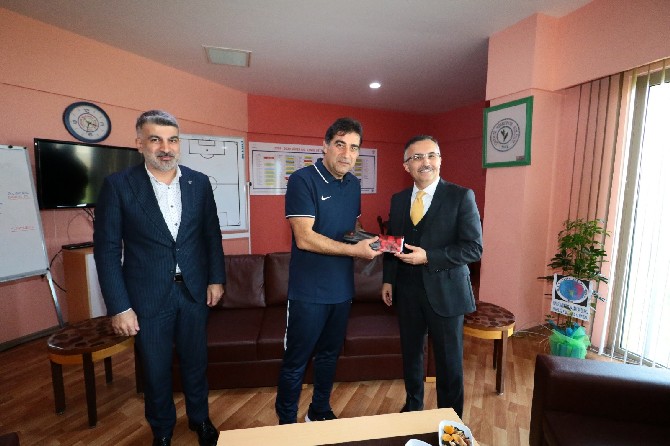 rize-valisi-kemal-ceber,-caykur-rizespor-teknik-direktorluk-gorevine-getirilen-unal-karaman’i-ziyaret-ederek,-karaman’a-basari-dileklerinde-bulundu-(5).jpg