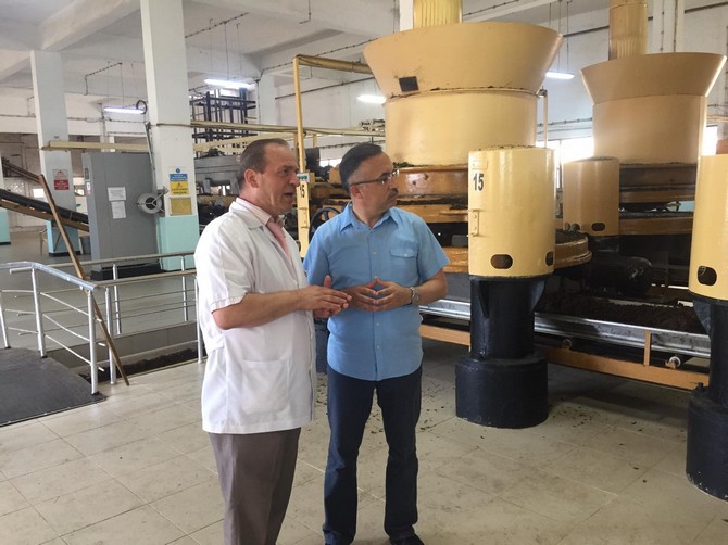 rize-valisi-kemal-ceber,-cumhuriyet-cay-fabrikasini-ziyaret-ederek-incelemelerde-bulundu-(2).jpg