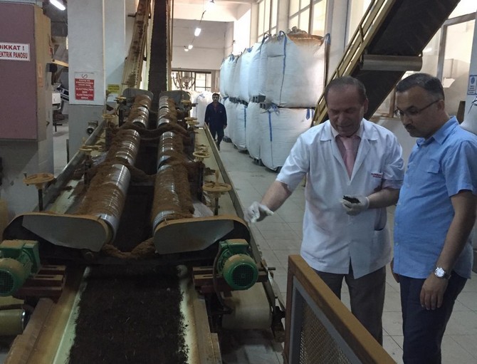 rize-valisi-kemal-ceber,-cumhuriyet-cay-fabrikasini-ziyaret-ederek-incelemelerde-bulundu-(5).jpg