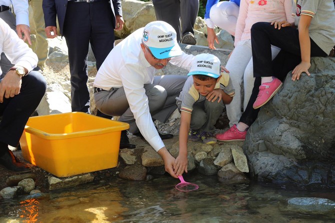 rize-valisi-kemal-ceber,-doga-koruma-ve-milli-parklar-12.-bolge-mudurlugu-tarafindan-organize-edilen-alabaliklarin-dogaya-salinmasi-etkinligine-katildi-(1).jpg