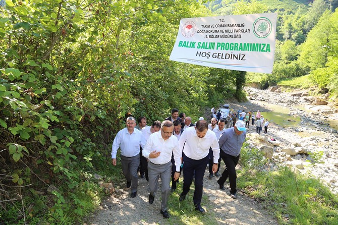 rize-valisi-kemal-ceber,-doga-koruma-ve-milli-parklar-12.-bolge-mudurlugu-tarafindan-organize-edilen-alabaliklarin-dogaya-salinmasi-etkinligine-katildi-(3).jpg