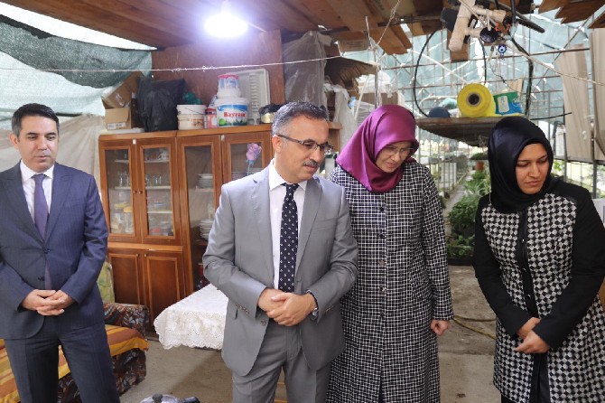 rize-valisi-kemal-ceber,-esi-neslihan-ayan-ceber--ile-birlikte-kamelya-vadisi-seralerini-ziyaret-ederek-seralardaki-uretim-hakkinda-isletmeci-emekli-ogretmen-dervis-ismail’den-bilgiler-aldi-(5).jpg
