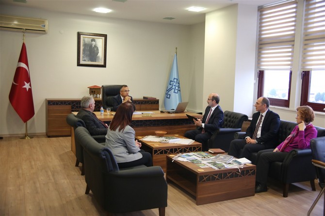 rize-valisi-kemal-ceber,-ismail-kahraman-kultur-merkezinde-ve-il-kultur-ve-turizm-mudurlugunde-incelemelerde-bulundu-(2).jpg