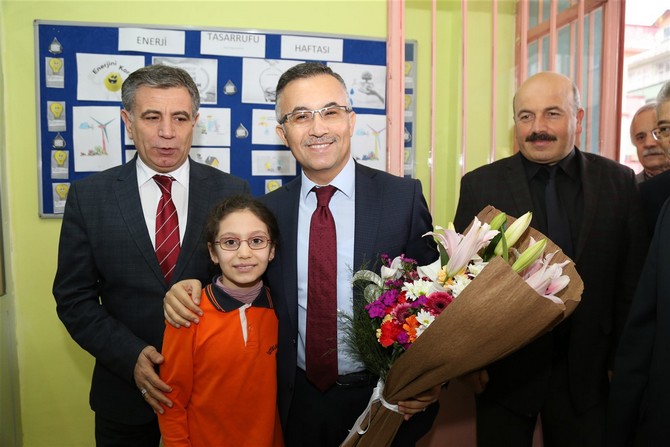 rize-valisi-kemal-ceber,-istiklal-ilkokulunu-ziyaret-etti-ve-‘ozel-egitim-4.-sinif’-ogrencisi-yusuf-delihasan’a-dogum-gunu-surprizi-yapti-(1).jpg
