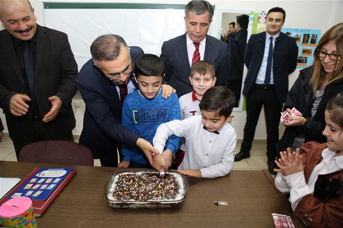 rize-valisi-kemal-ceber,-istiklal-ilkokulunu-ziyaret-etti-ve-‘ozel-egitim-4.-sinif’-ogrencisi-yusuf-delihasan’a-dogum-gunu-surprizi-yapti-(4).jpg