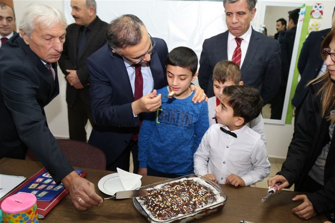 rize-valisi-kemal-ceber,-istiklal-ilkokulunu-ziyaret-etti-ve-‘ozel-egitim-4.-sinif’-ogrencisi-yusuf-delihasan’a-dogum-gunu-surprizi-yapti-(5).jpg