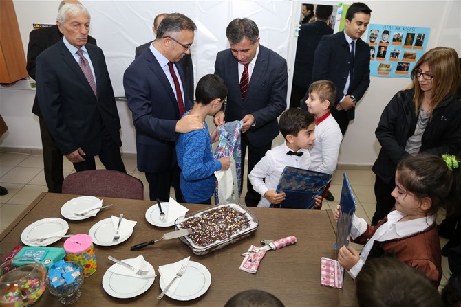 rize-valisi-kemal-ceber,-istiklal-ilkokulunu-ziyaret-etti-ve-‘ozel-egitim-4.-sinif’-ogrencisi-yusuf-delihasan’a-dogum-gunu-surprizi-yapti-(7).jpg