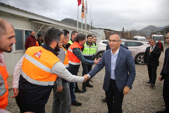 rize-valisi-kemal-ceber,-karayollari-10.-bolge-mudurlugunce-projelendirilen-ve-devam-etmekte-olan-yatirimlari-yerinde-inceledi-(3).jpg