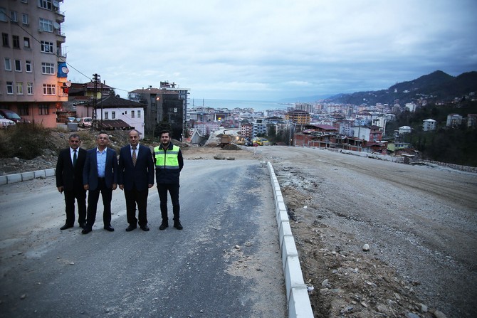 rize-valisi-kemal-ceber,-karayollari-10.-bolge-mudurlugunce-projelendirilen-ve-devam-etmekte-olan-yatirimlari-yerinde-inceledi-(5).jpg