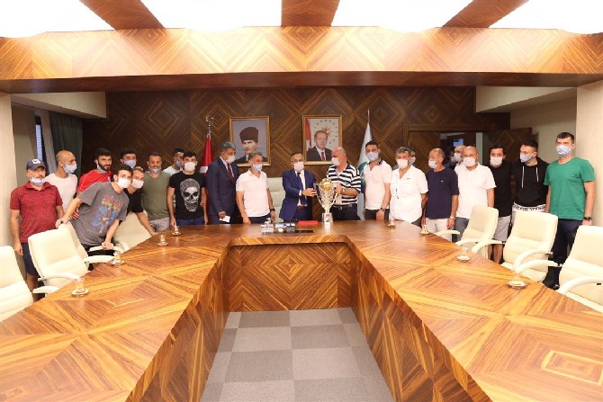 rize-valisi-kemal-ceber,-tff-3.-lig-play-off-final-macini-kazanarak-tff-2.-lig’e-yukselen-pazarspor-futbolculari,-teknik-heyeti-ve-yonetim-kurulunu-makaminda-kabul-etti-(4).jpg