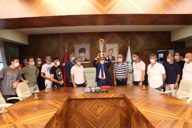 rize-valisi-kemal-ceber,-tff-3.-lig-play-off-final-macini-kazanarak-tff-2.-lig’e-yukselen-pazarspor-futbolculari,-teknik-heyeti-ve-yonetim-kurulunu-makaminda-kabul-etti-(5).jpg