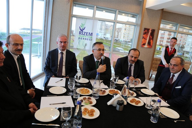 rize-valisi-kemal-ceber,-turizmcilerle-bir-araya-geldi-(1).jpg