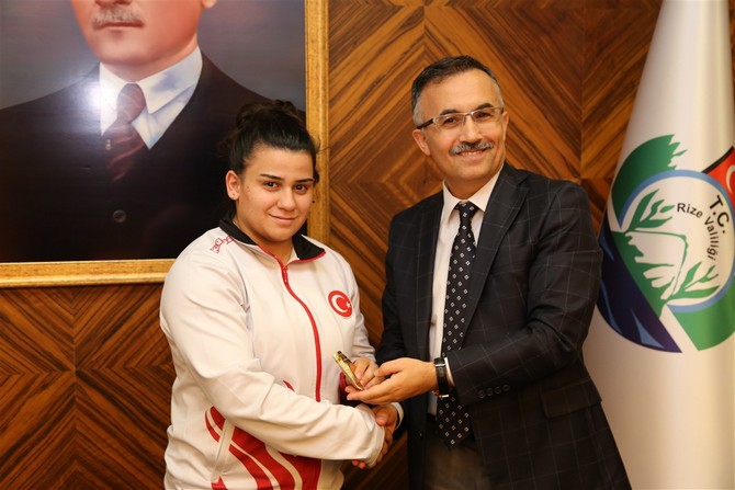 rize-valisi-kemal-ceber,-uluslararasi-sampiyonalarda-madalya-kazanarak-rize’ye-donen-milli-sporculari-makaminda-kabul-etti-(4).jpg