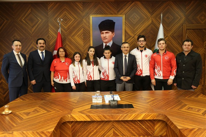 rize-valisi-kemal-ceber,-uluslararasi-sampiyonalarda-madalya-kazanarak-rize’ye-donen-milli-sporculari-makaminda-kabul-etti-(5).jpg