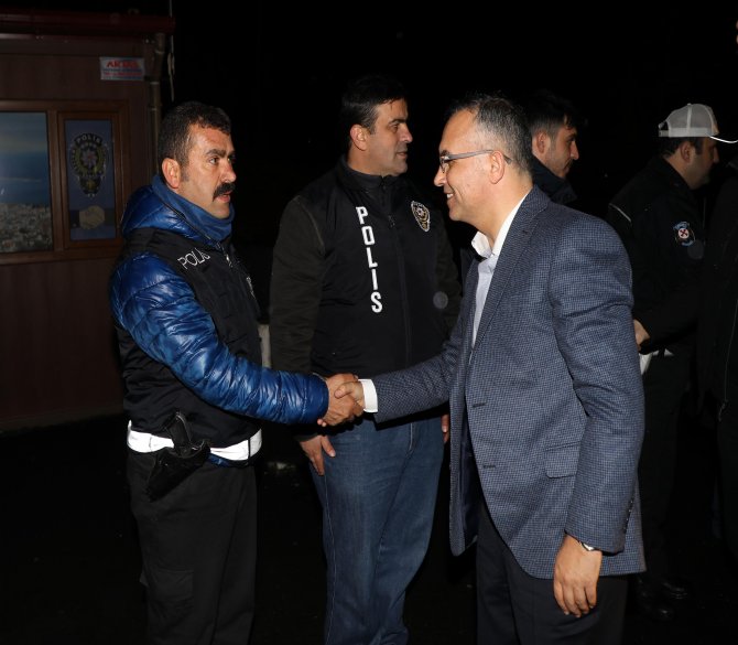 rize-valisi-kemal-ceber,-yeni-yil-dolasiyla-polis-ve-jandarma-guvenlik-noktalarina-ziyarette-bulundu-(1).jpg