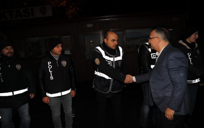 rize-valisi-kemal-ceber,-yeni-yil-dolasiyla-polis-ve-jandarma-guvenlik-noktalarina-ziyarette-bulundu-(2).jpg