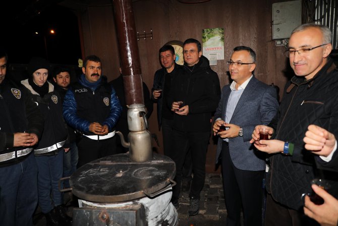 rize-valisi-kemal-ceber,-yeni-yil-dolasiyla-polis-ve-jandarma-guvenlik-noktalarina-ziyarette-bulundu-(3).jpg