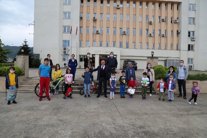rize-valisi-kemal-ceber-0-14-yas-arasi-cocuklarin-coskusuna-ortak-oldu-(3).jpg
