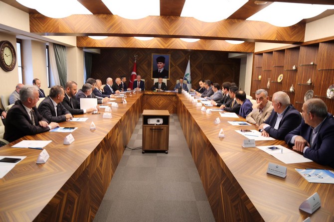rize-valisi-kemal-ceber-baskanliginda,-rize-genelinde-icme-ve-kullanim-sularinin-genel-durumu-ile-ilgili-toplanti-duzenlendi-(1).jpg