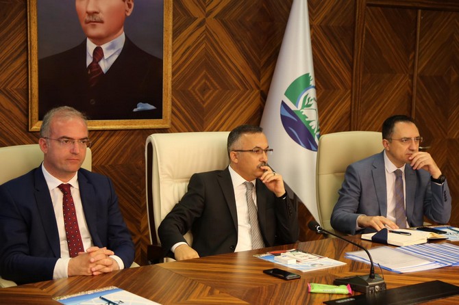 rize-valisi-kemal-ceber-baskanliginda,-rize-genelinde-icme-ve-kullanim-sularinin-genel-durumu-ile-ilgili-toplanti-duzenlendi-(2).jpg