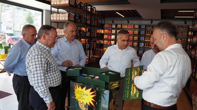 rize-valisi-kemal-ceber-belediye-baskani-rahmi-metin-ve-caykur-genel-muduru-yusuf-ziya-alim-caykur-cumhuriyet-fabrikasi-hinterlandindaki-felenksu-cay-alimyerini-ziyaret-etti-10.jpg